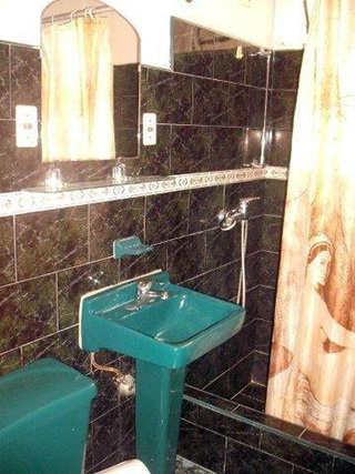 Baño habitaciones Apartamento Denise y Justo en la Habana