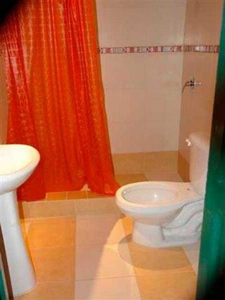 Ba&ntilde;o Habitacion de la casa particular Emilio y Carmen