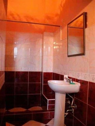 Ba&ntilde;o Habitacion de la casa particular Emilio y Carmen