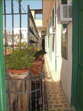 Pasillo de entrada a las habitaciones de la Casa particular Emmilio en La Habana